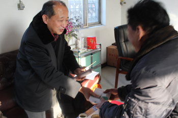 3.慰问金移交.JPG